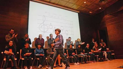 Gabriel recibiendo el premio del concurso de carteles