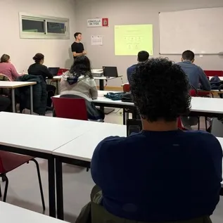 Gabriel impartiendo una formación en Vigo Emprende